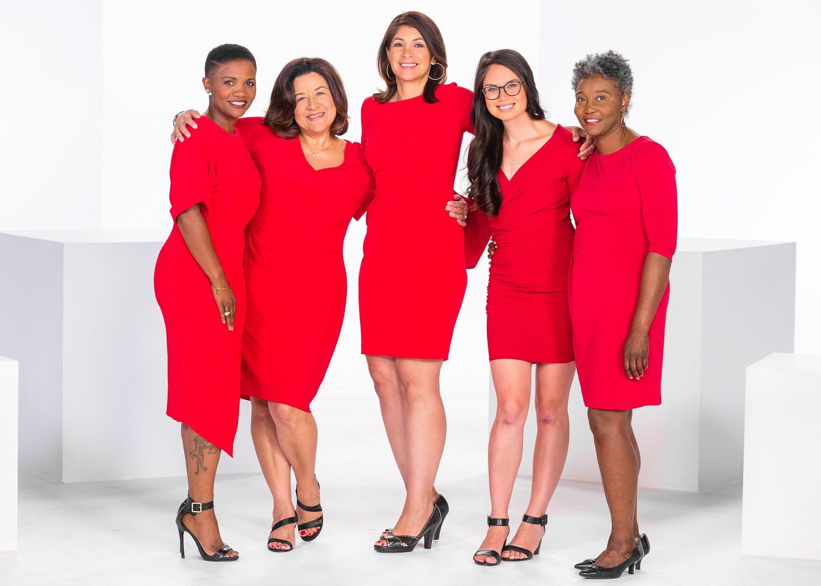 5个穿红色衣服的女人