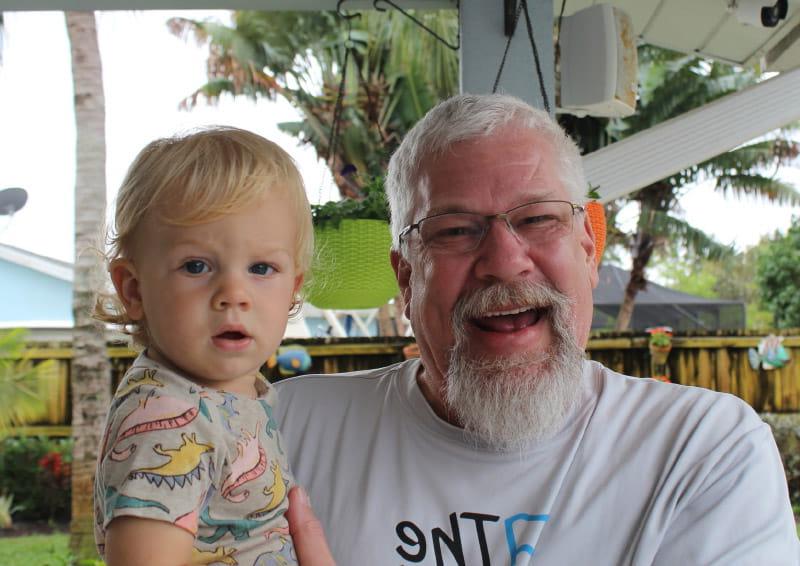 迈克·巴顿(左)和他的孙子詹森. (图片由迈克 Button提供)
